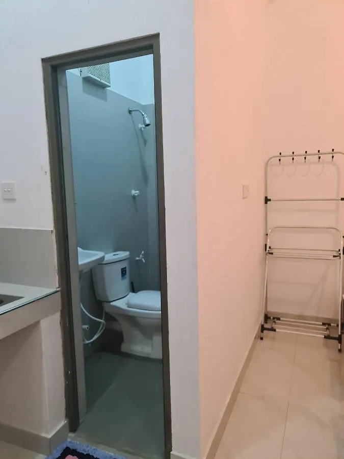 Ceylon Lodge - Airport Transit Hostel Negombo