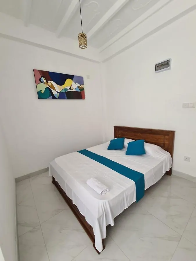 Ceylon Lodge - Airport Transit Hostel Negombo