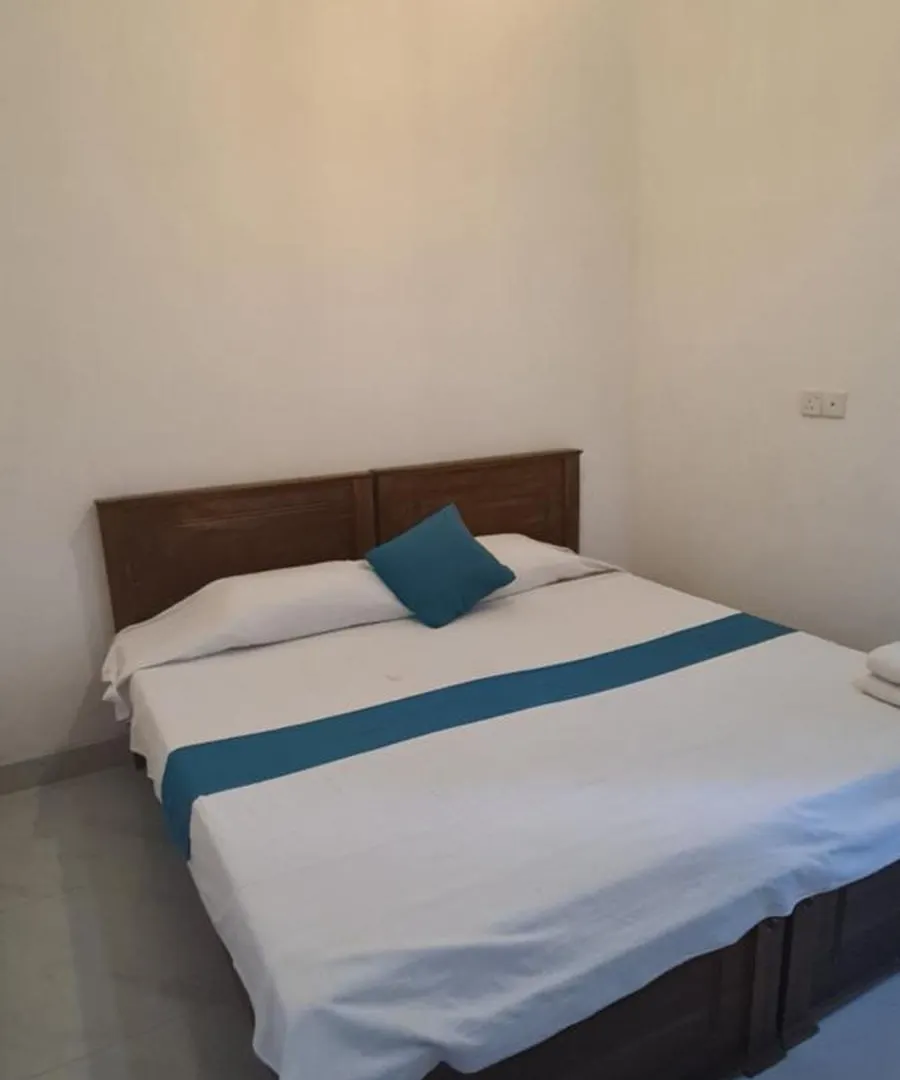 Ceylon Lodge - Airport Transit Hostel Negombo