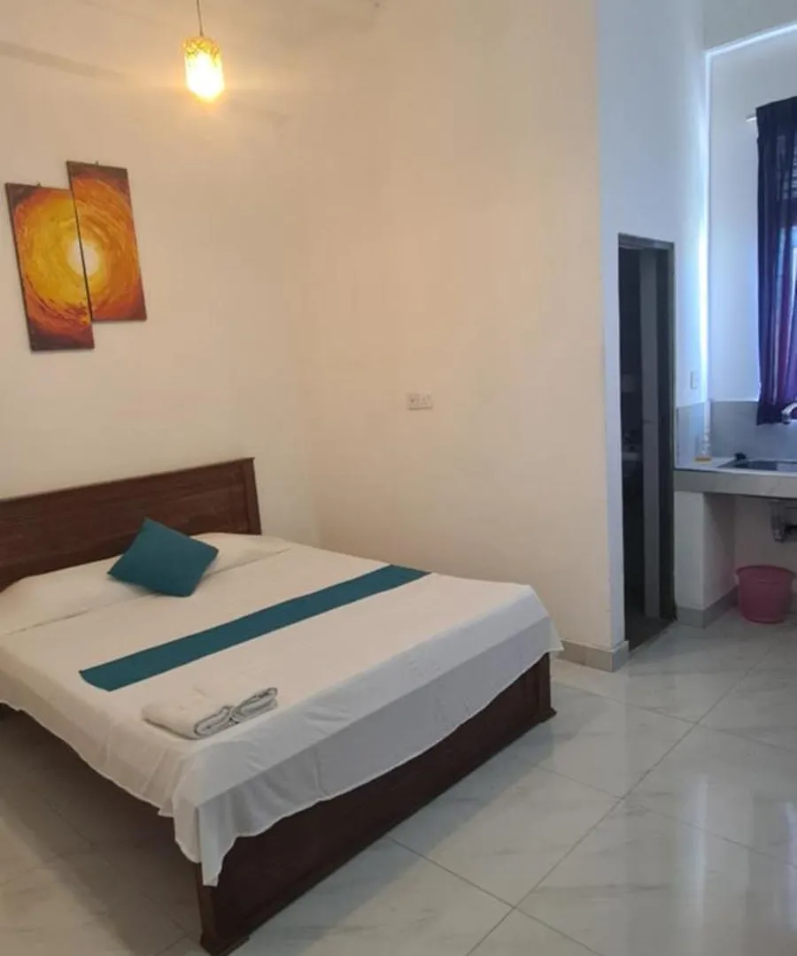 Ceylon Lodge - Airport Transit Hostel Negombo