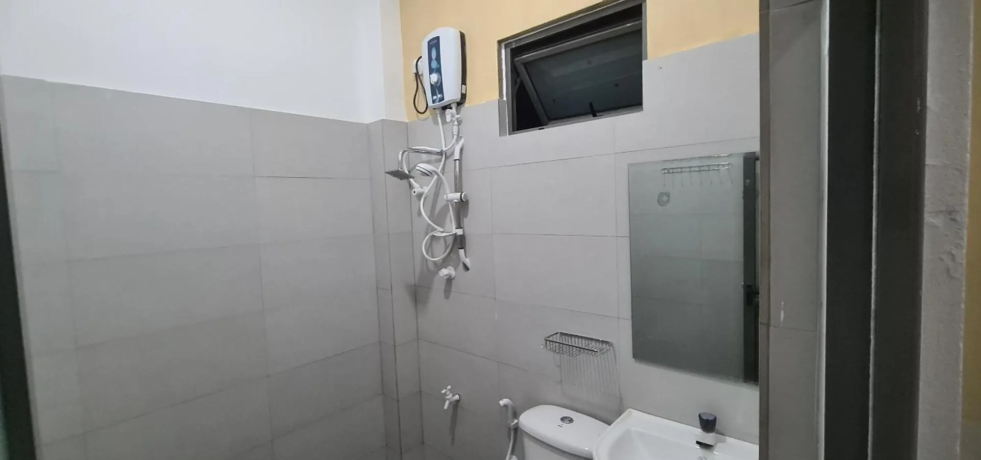 Ceylon Lodge - Airport Transit Hostel Negombo
