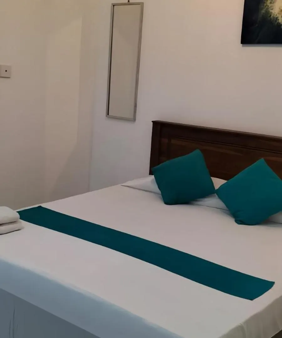 Ceylon Lodge - Airport Transit Hostel Negombo