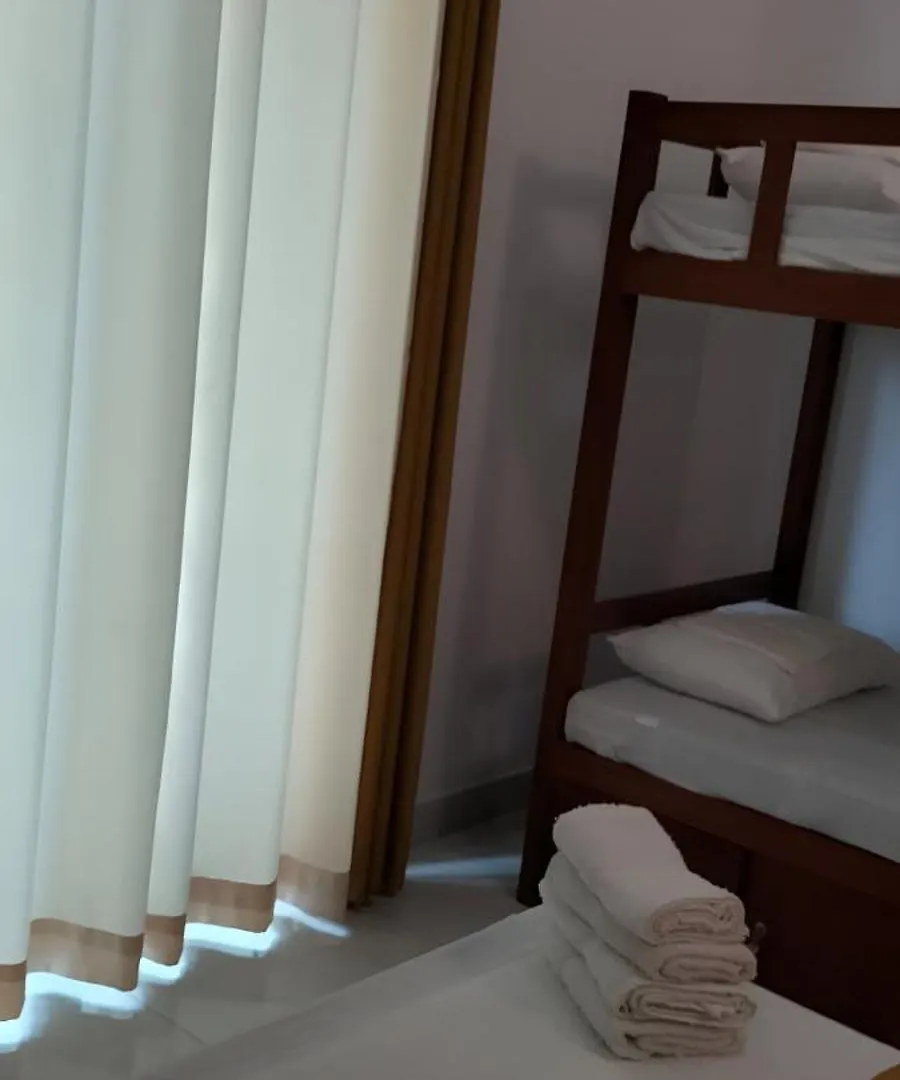 Ceylon Lodge - Airport Transit Hostel Negombo